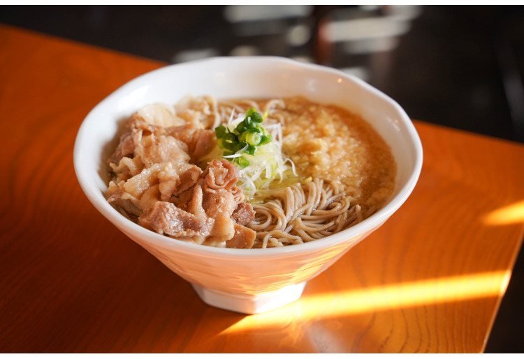 十割　肉かけ蕎麦　豚／鳥　（温）