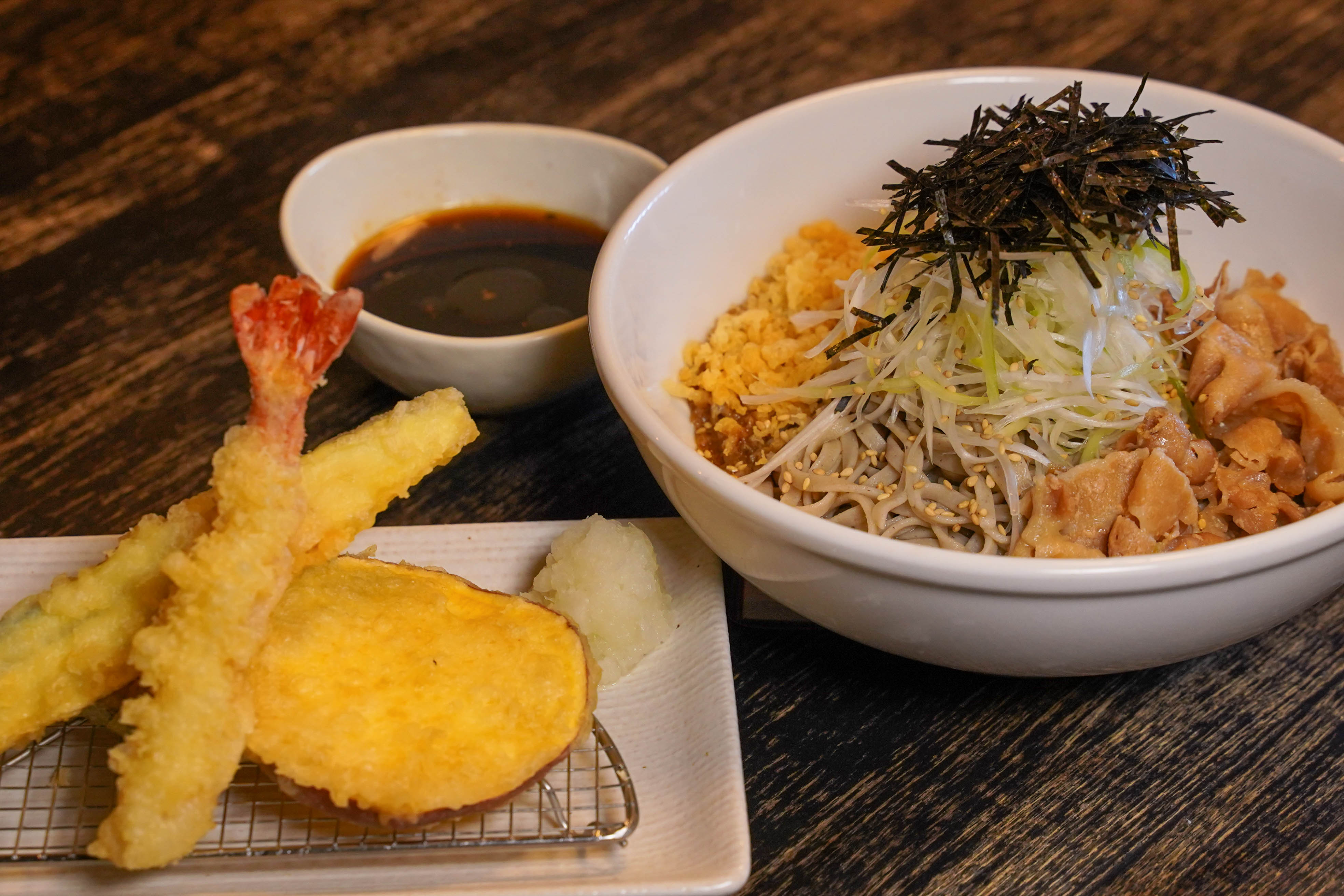 黑紅そば豚と天プラスの人気のセット!