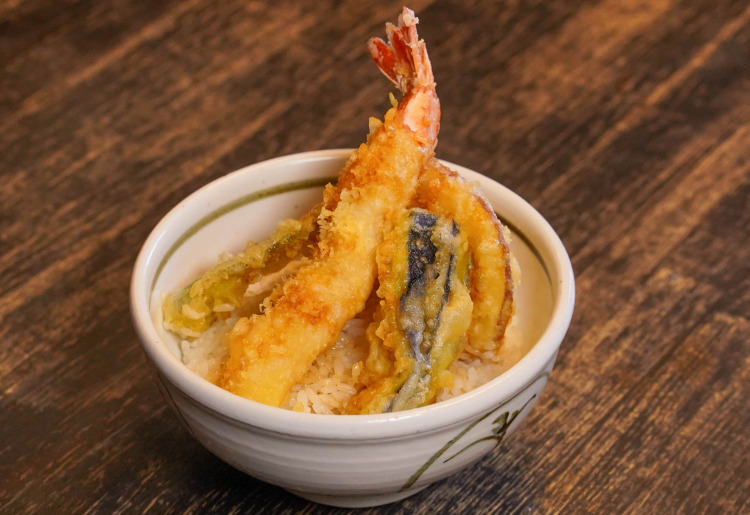 <そば屋の素材の大きな大天丼>