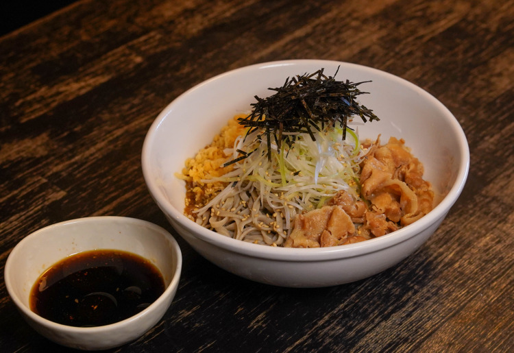 【宅配限定】看板メニュー!十割ぶっかけ黑紅そば 豚